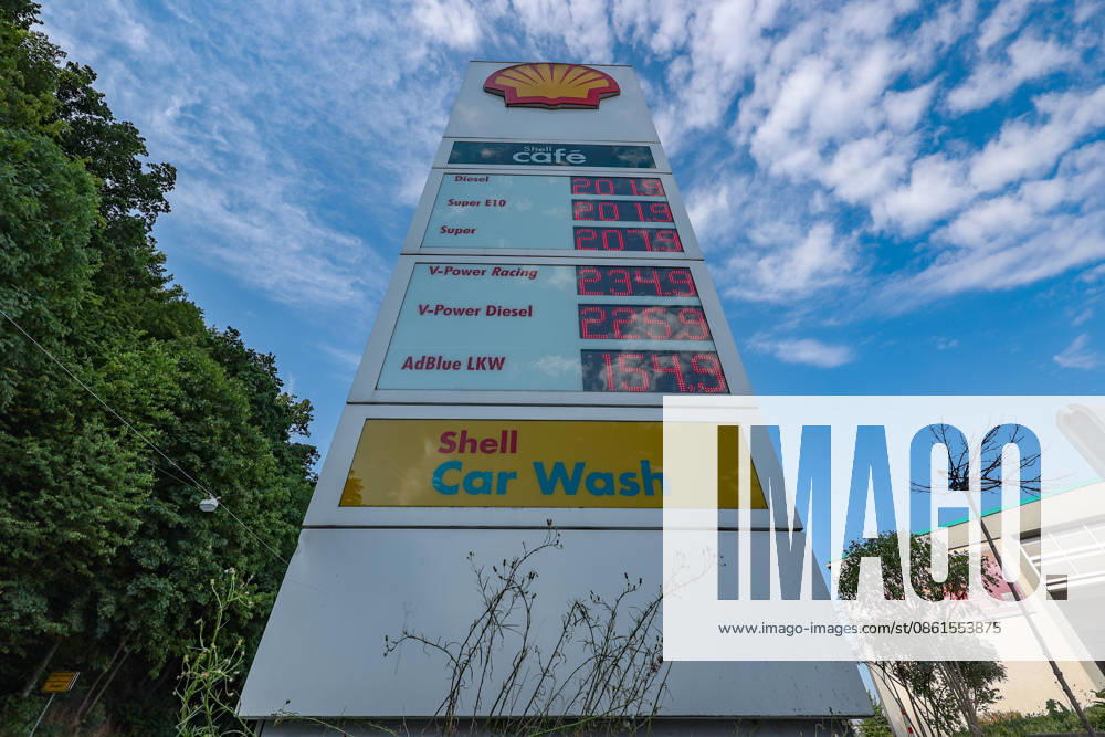 Wie ist die weitere Entwicklung der Spritpreise? SHELL Tankstelle in Siegen am Morgen. Der aktuelle Preis fuer (für) Diesel, Super E10 und Super liegt ueber (über) 2 Euro. Tankstelle, Spritpreise am 14.07.2026 in Siegen Deutschland.