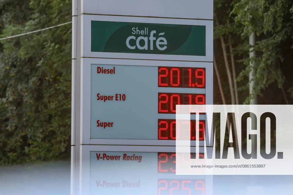 Wie ist die weitere Entwicklung der Spritpreise? SHELL Tankstelle in Siegen am Morgen. Der aktuelle Preis fuer (für) Diesel, Super E10 und Super liegt ueber (über) 2 Euro. Tankstelle, Spritpreise am 14.07.2026 in Siegen Deutschland.