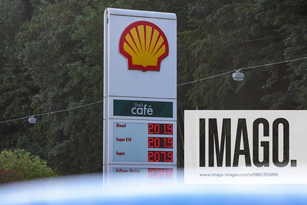 Wie ist die weitere Entwicklung der Spritpreise? SHELL Tankstelle in Siegen am Morgen. Der aktuelle Preis fuer (für) Diesel, Super E10 und Super liegt ueber (über) 2 Euro. Tankstelle, Spritpreise am 14.07.2026 in Siegen Deutschland.
