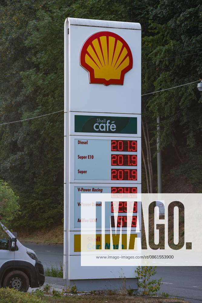Wie ist die weitere Entwicklung der Spritpreise? SHELL Tankstelle in Siegen am Morgen. Der aktuelle Preis fuer (für) Diesel, Super E10 und Super liegt ueber (über) 2 Euro. Tankstelle, Spritpreise am 14.07.2026 in Siegen Deutschland.