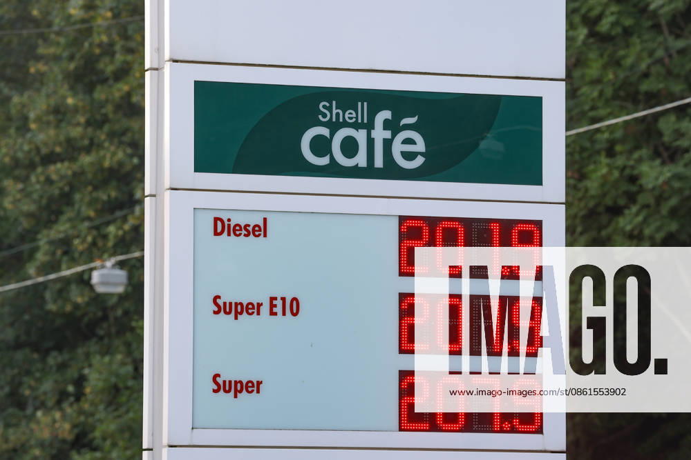 Wie ist die weitere Entwicklung der Spritpreise? SHELL Tankstelle in Siegen am Morgen. Der aktuelle Preis fuer (für) Diesel, Super E10 und Super liegt ueber (über) 2 Euro. Tankstelle, Spritpreise am 14.07.2026 in Siegen Deutschland.