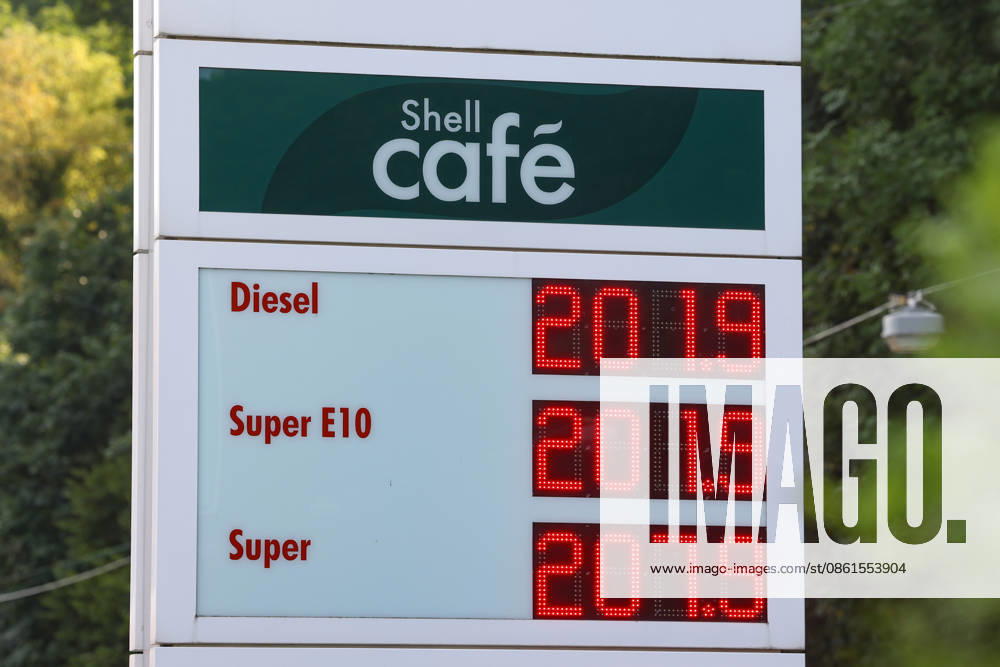 Wie ist die weitere Entwicklung der Spritpreise? SHELL Tankstelle in Siegen am Morgen. Der aktuelle Preis fuer (für) Diesel, Super E10 und Super liegt ueber (über) 2 Euro. Tankstelle, Spritpreise am 14.07.2026 in Siegen Deutschland.