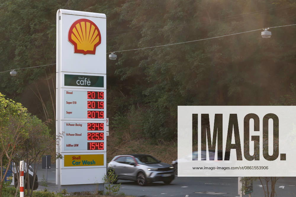 Wie ist die weitere Entwicklung der Spritpreise? SHELL Tankstelle in Siegen am Morgen. Der aktuelle Preis fuer (für) Diesel, Super E10 und Super liegt ueber (über) 2 Euro. Tankstelle, Spritpreise am 14.07.2026 in Siegen Deutschland.