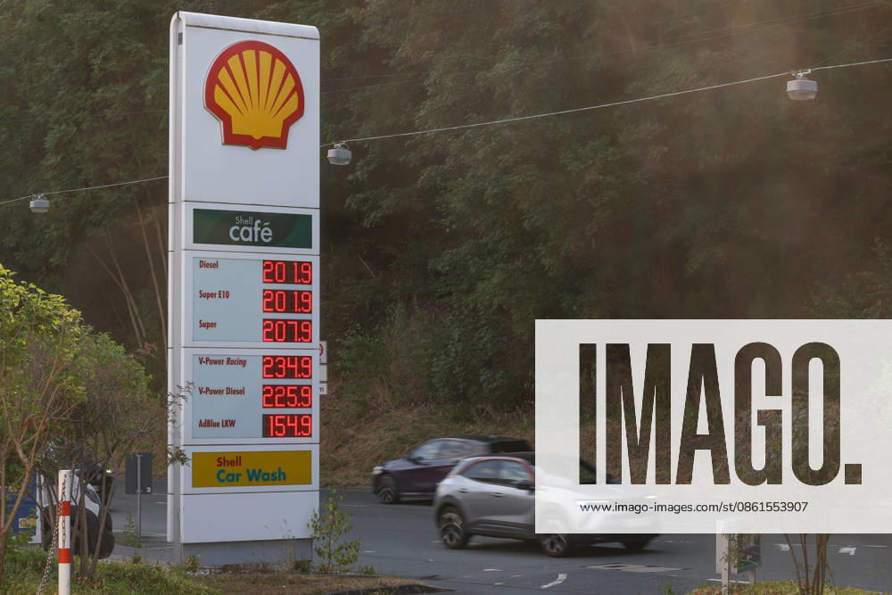 Wie ist die weitere Entwicklung der Spritpreise? SHELL Tankstelle in Siegen am Morgen. Der aktuelle Preis fuer (für) Diesel, Super E10 und Super liegt ueber (über) 2 Euro. Tankstelle, Spritpreise am 14.07.2026 in Siegen Deutschland.