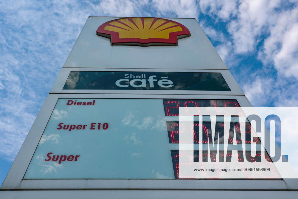 Wie ist die weitere Entwicklung der Spritpreise? SHELL Tankstelle in Siegen am Morgen. Der aktuelle Preis fuer (für) Diesel, Super E10 und Super liegt ueber (über) 2 Euro. Tankstelle, Spritpreise am 14.07.2026 in Siegen Deutschland.