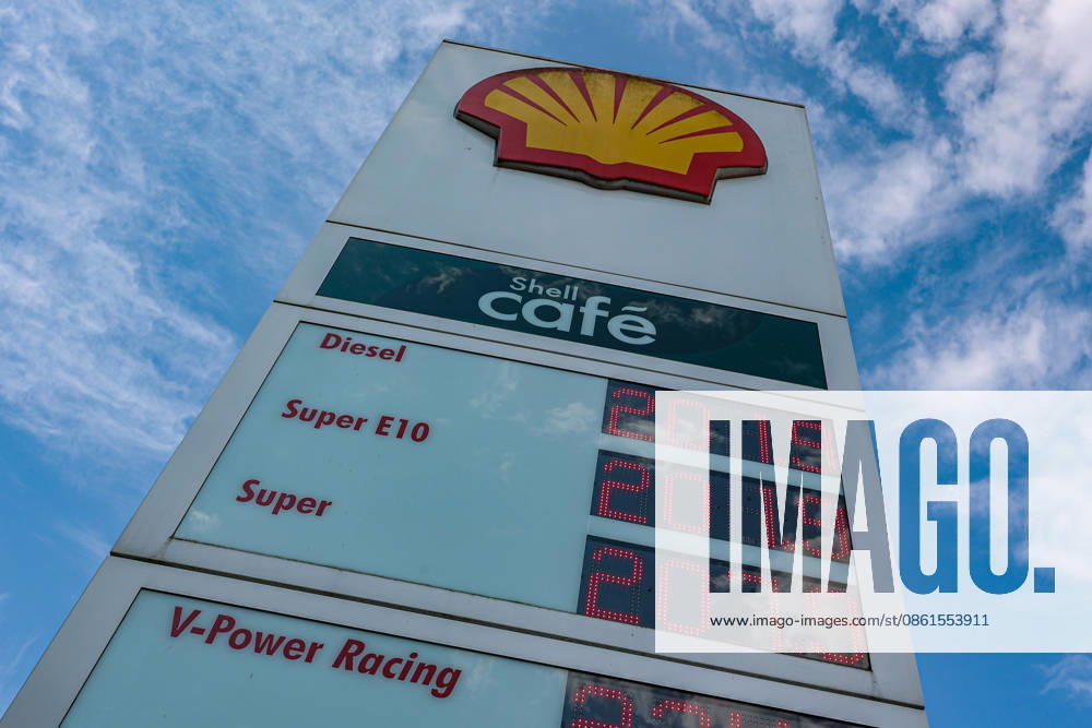Wie ist die weitere Entwicklung der Spritpreise? SHELL Tankstelle in Siegen am Morgen. Der aktuelle Preis fuer (für) Diesel, Super E10 und Super liegt ueber (über) 2 Euro. Tankstelle, Spritpreise am 14.07.2026 in Siegen Deutschland.