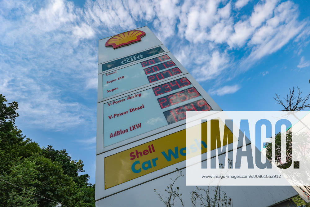 Wie ist die weitere Entwicklung der Spritpreise? SHELL Tankstelle in Siegen am Morgen. Der aktuelle Preis fuer (für) Diesel, Super E10 und Super liegt ueber (über) 2 Euro. Tankstelle, Spritpreise am 14.07.2026 in Siegen Deutschland.