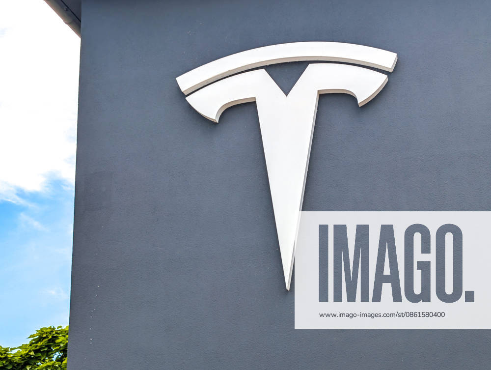 Das Tesla-Logo an einem Servicecenter.