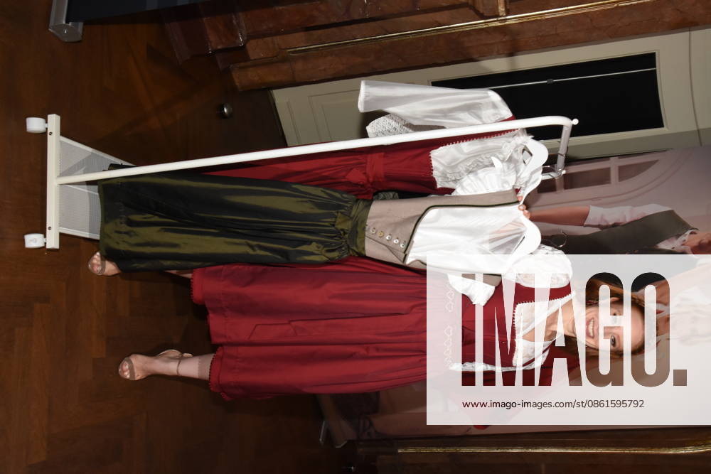 Barbara Meier Model Muenchen 14.07.2026 Silbersaal des Deutschen Theater Vorstellung der diesjaehrigen Wiesn-Barbara Meier praesentiert ihre nachhaltige Dirndl Kollektion - Angermaier X Greenline by Barbara Meier. Foto Muenchen