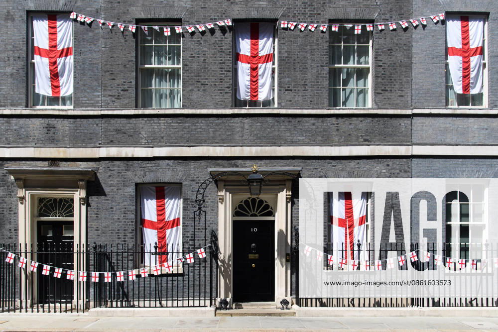 England Flags at Downing Street, London, UK -Tuesday 14 July A general view of England flags and bunting on the windows at Downing Street, London, England, UK on Tuesday 14 July, 2026 ahead of The England team s semi final match against Argentina at the World Cup., Credit:Justin Ng Avalon UK, England, London, Downing Street