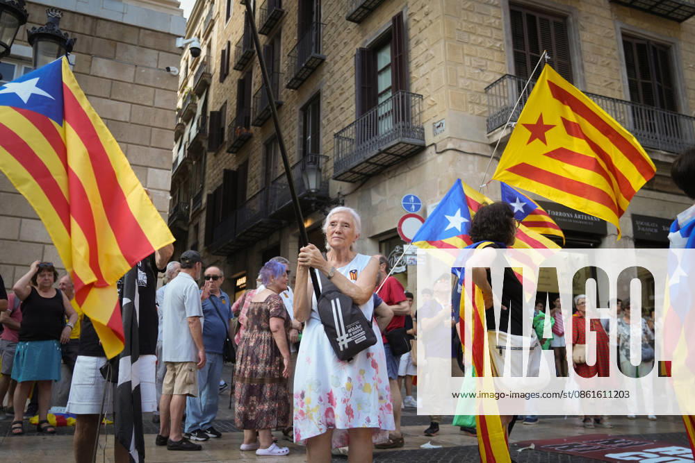 ANC Rally in Barcelona’s Plaza de Sant Jaume Against the Royal Family’s Visit Several people carrying pro-independence flags during the protest rally on July 14, 2026, in Barcelona, Catalonia, Spain. This citizen mobilization, called by the Catalan National Assembly (ANC) in Sant Jaume Square, was organized in parallel to protest the presence of the King and Queen, Princess Leonor, and Infanta Sofía in the city for the 2026 Princess of Girona Awards, bringing together protesters to express pro-independence and republican sentiments. JULY 14, 2026 NO KING, NO CROWN Barcelona, Catalonia Barcelona, Catalonia Spain