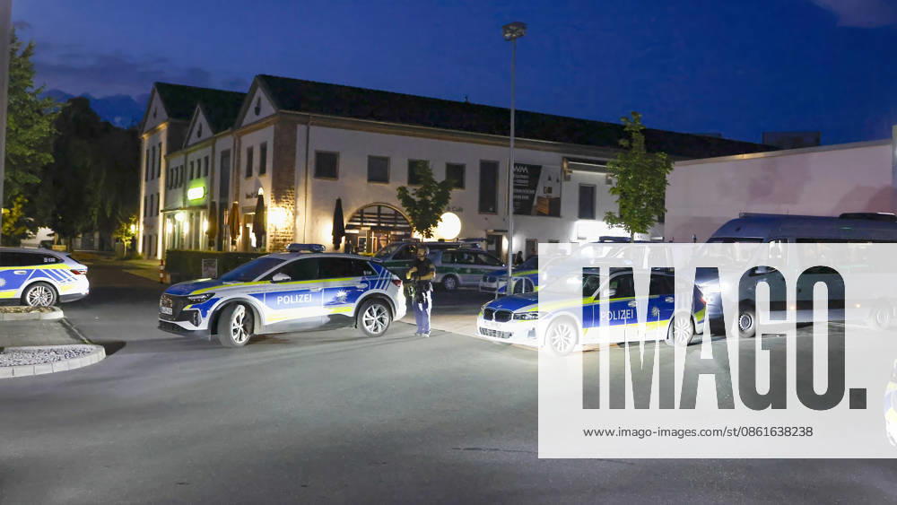 Polizeikräfte sind am Einsatzsammpunkt am DM-Markt in Würzburg. Der Großeinsatz läuft nach einer Meldung über Schussabgaben in der Unterdürrbacher Straße am Dienstagabend gegen 20:20 Uhr. Zentrale Einsatzdienste der Polizei sind mit starken Kräften vor Ort. Würzburg, Bayern, Deutschland.