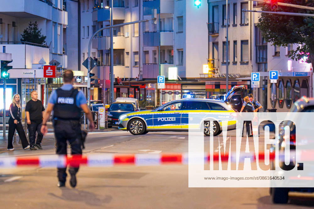 KW29 Ehemann tötet Ehefrau mit Schnittwaffe Zeugen überwältigen Angreifer Am 14.07.2026 kam es gegen 21:00 Uhr in Kelkheim (Taunus) auf der Frankfurter Straße zu einem Tötungsdelikt. Ein Mann griff seine Ehefrau mit einer Schnittwaffe an und fügte ihr eine Schnittverletzung zu, an der sie noch vor Ort verstarb. Zeugen überwältigten den Angreifer und hielten ihn bis zum Eintreffen der Polizei fest. Der Tatverdächtige wurde bei seiner Festnahme verletzt. Ermittlungs- und Spurensicherungsmaßnahmen liefen zum Zeitpunkt der Meldung noch an. Kelkheim Hessen Deutschland