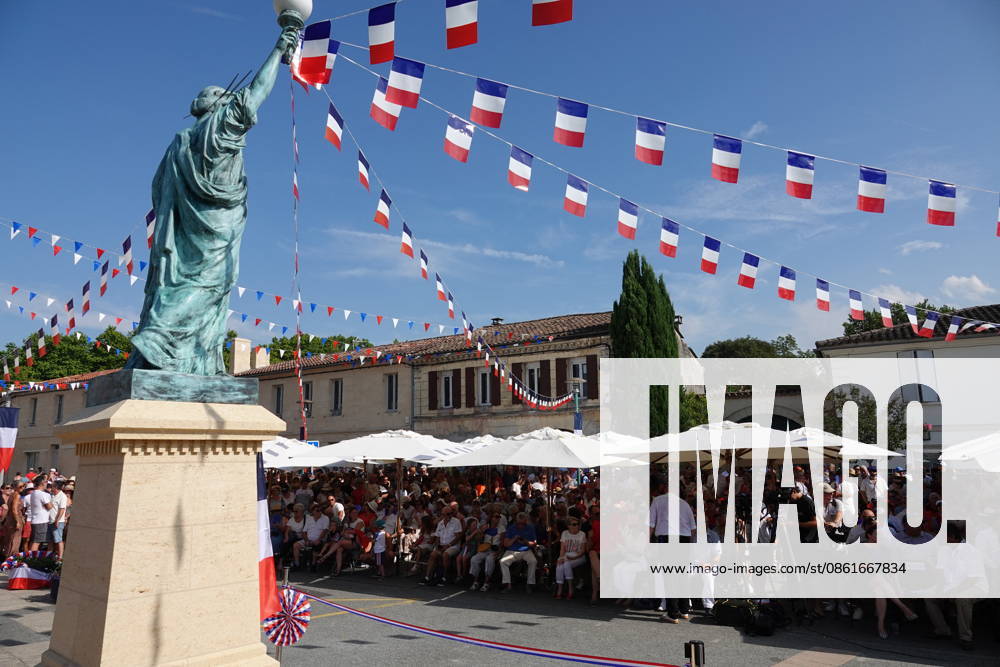 A scene from the dedication of a replica of the Statue of Liberty in Izon on July 14, 2026. A century later, the statue has been returned to its pedestal—it had been dismantled and melted down by the German army during World War II. Rey Jeanson, a native of Izon, Rey Jeanson, who had left to seek his fortune in the United States, donated a replica of the famous statue upon his return to his village. It was unveiled on July 14, 1926. A century later, here it is again, standing proudly in the center of Izon. All the residents of Izon were present on this National Day, as a nod to history. Frédéric Hervé Bestimage Inauguration of a replica of the Statue of Liberty in Izon on July 14, 2026. A century later, the statue has found its base again—