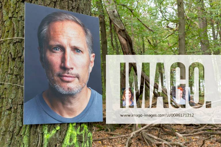 Im Hambacher Wald bei Kerpen werben seit Dienstag (23.10.2018) rund 60 prominente Baumpaten mit ihren Portraets fuer den Erhalt des Waldstuecks und den Kohleausstieg. (Foto: der Schauspieler Benno Fuermann) An der am Dienstag vorgestellten Aktion der Klima-Allianz Deutschland beteiligen sich 25 Schauspieler, Kabarettisten und Musiker, wie das gesellschaftliche Buendnis fuer Klimaschutz am Dienstag mitteilte. Daneben sind auf den Aufnahmen des Fotografen Tomas Rodriguez auch etwa 40 Traeger des Alternativen Nobelpreises zu sehen. Einen Tag, bevor die Kohlekommission im Rheinischen Revier tagt, sollten die Fotos an den Baeumen fuer den Erhalt des Waldes und der vom Tagebau bedrohten Doerfer werben. (Siehe epd-Bericht vom 23.10.2018) Prominente uebernehmen Baumpatenschaften fuer den Hambacher Wald