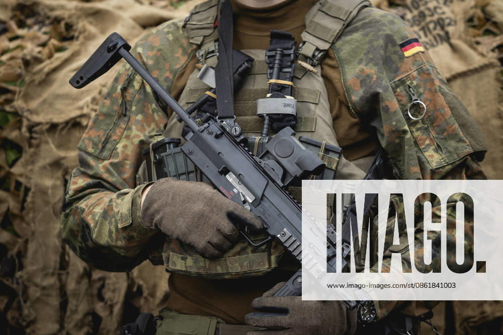 Symbolbild zur Bundeswehr. Ein Soldat in Kampfmontur haelt eine Maschinenpistole in Berlin, 15.07.2026. Berlin Deutschland