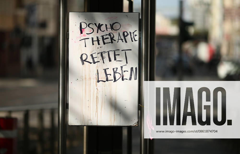 Auf eine Tafel an einem Haltehäuschen einer U-Bahnstation in Köln wurde mit einem Filzstift der Schriftzug: Psychotherapie rettet Leben geschrieben. Köln Nordrhein-Westfalen
