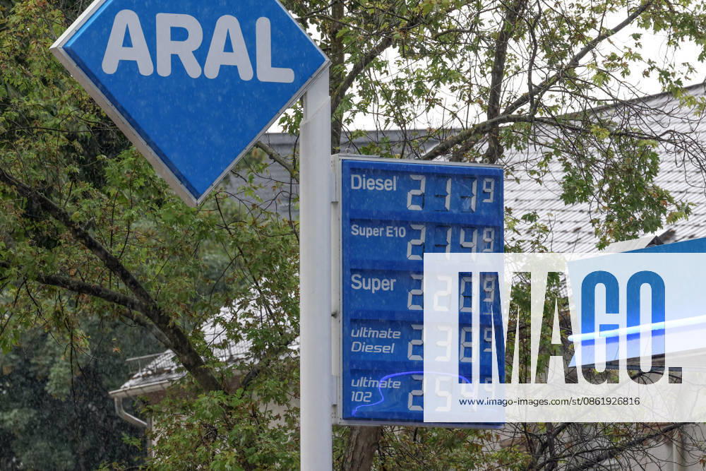 Wie ist die weitere Entwicklung der Spritpreise? Die Spritpreise ziehen weiter an. Am heutigen Freitag ist der letzte Schultag vor den Sommerferien die am Montag beginnen. ARAL Tankstelle in Siegen. Bereits am Vormittag liegen die Spritpreise deutlich hoeher (höher) als zu Beginn der Woche. Der aktuelle Preis fuer (für) Diesel, Super E10 und Super liegt deutlich ueber (über) 2 Euro. Tankstelle, Spritpreise am 17.07.2026 in Siegen Deutschland.