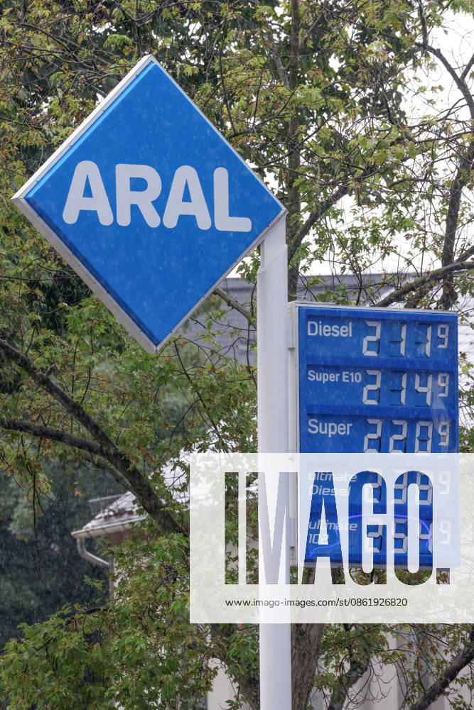 Wie ist die weitere Entwicklung der Spritpreise? Die Spritpreise ziehen weiter an. Am heutigen Freitag ist der letzte Schultag vor den Sommerferien die am Montag beginnen. ARAL Tankstelle in Siegen. Bereits am Vormittag liegen die Spritpreise deutlich hoeher (höher) als zu Beginn der Woche. Der aktuelle Preis fuer (für) Diesel, Super E10 und Super liegt deutlich ueber (über) 2 Euro. Tankstelle, Spritpreise am 17.07.2026 in Siegen Deutschland.