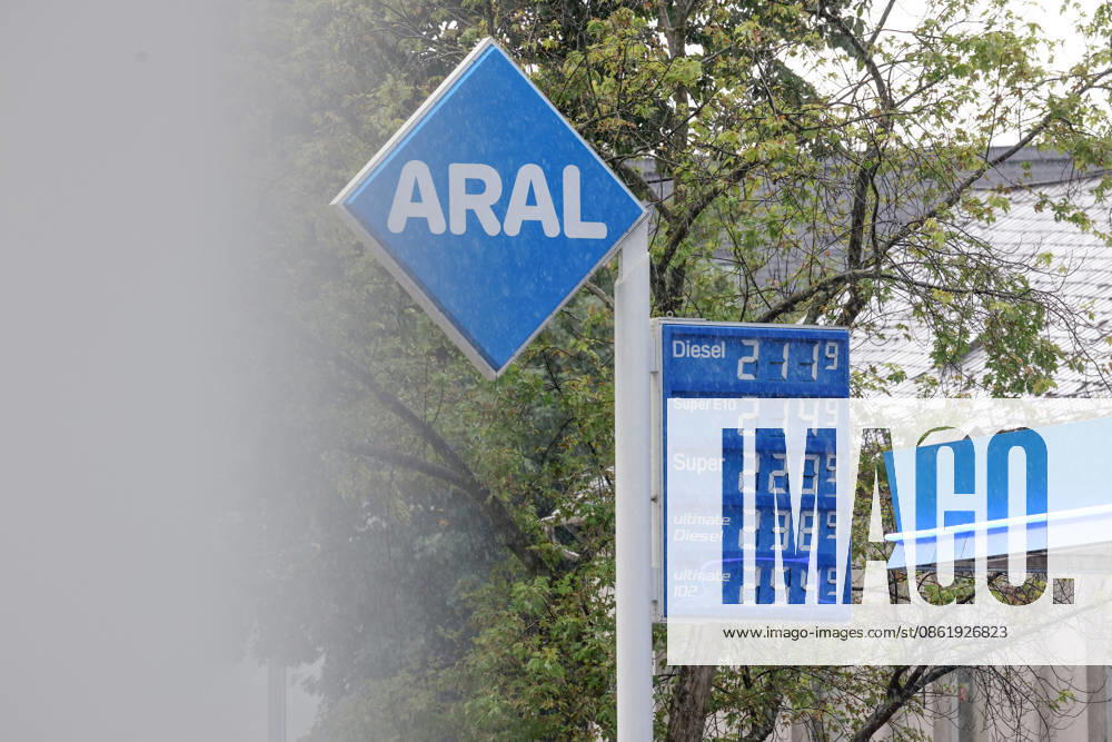 Wie ist die weitere Entwicklung der Spritpreise? Die Spritpreise ziehen weiter an. Am heutigen Freitag ist der letzte Schultag vor den Sommerferien die am Montag beginnen. ARAL Tankstelle in Siegen. Bereits am Vormittag liegen die Spritpreise deutlich hoeher (höher) als zu Beginn der Woche. Der aktuelle Preis fuer (für) Diesel, Super E10 und Super liegt deutlich ueber (über) 2 Euro. Tankstelle, Spritpreise am 17.07.2026 in Siegen Deutschland.