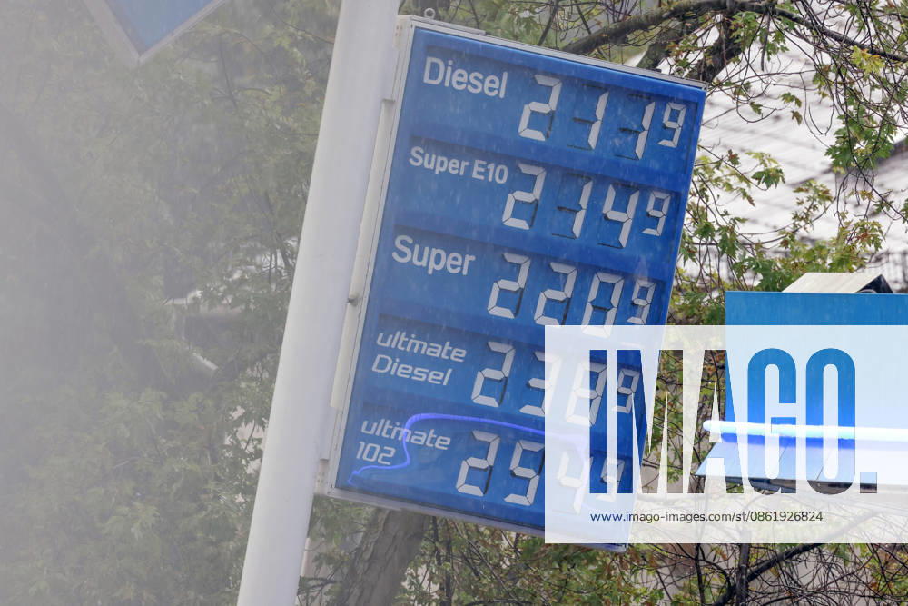 Wie ist die weitere Entwicklung der Spritpreise? Die Spritpreise ziehen weiter an. Am heutigen Freitag ist der letzte Schultag vor den Sommerferien die am Montag beginnen. ARAL Tankstelle in Siegen. Bereits am Vormittag liegen die Spritpreise deutlich hoeher (höher) als zu Beginn der Woche. Der aktuelle Preis fuer (für) Diesel, Super E10 und Super liegt deutlich ueber (über) 2 Euro. Tankstelle, Spritpreise am 17.07.2026 in Siegen Deutschland.
