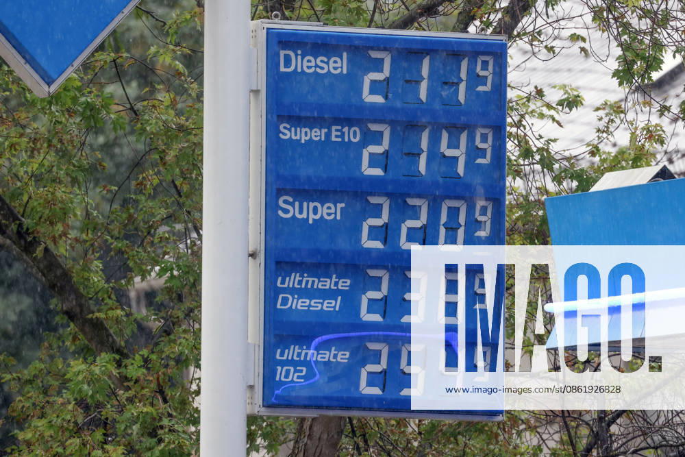 Wie ist die weitere Entwicklung der Spritpreise? Die Spritpreise ziehen weiter an. Am heutigen Freitag ist der letzte Schultag vor den Sommerferien die am Montag beginnen. ARAL Tankstelle in Siegen. Bereits am Vormittag liegen die Spritpreise deutlich hoeher (höher) als zu Beginn der Woche. Der aktuelle Preis fuer (für) Diesel, Super E10 und Super liegt deutlich ueber (über) 2 Euro. Tankstelle, Spritpreise am 17.07.2026 in Siegen Deutschland.