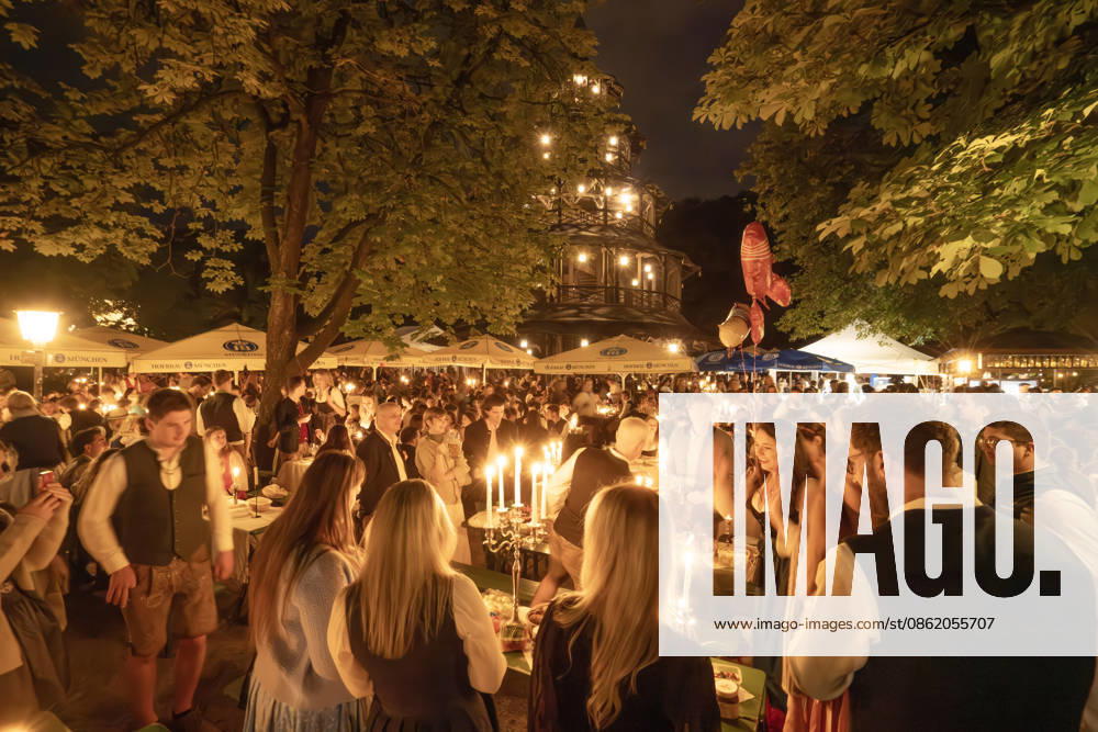KW29 Kocherlball am Chinesischen Turm, Biertrinken bei Kerzenschein um 4:10 Uhr, München, 19. Juli 2026 Deutschland, München, 19. Juli 2026, Biertrinken bei Kerzenschein um 4:10 Uhr, traditioneller Kocherlball am Chinesischen Turm, Englischer Garten, Besucher sitzen schon teilweise ab 3 Uhr früh im Biergarten, trinken ein Bier, essen eine Brotzeit, tragen Tracht, Tradition entstand im 19. Jahrhundert, als Hauspersonal, Dienstboten und KöchInnen in den frühen Morgenstunden vor Dienstbeginn gefeiert und getanzt haben, Tradition wurde ab 1989 wiederbelebt, traditionell am 3. Sonntag im Juli, feiern, Tradition, traditionell, Bayern, typisch bayerisch, Frühaufsteher, Oberbayern,