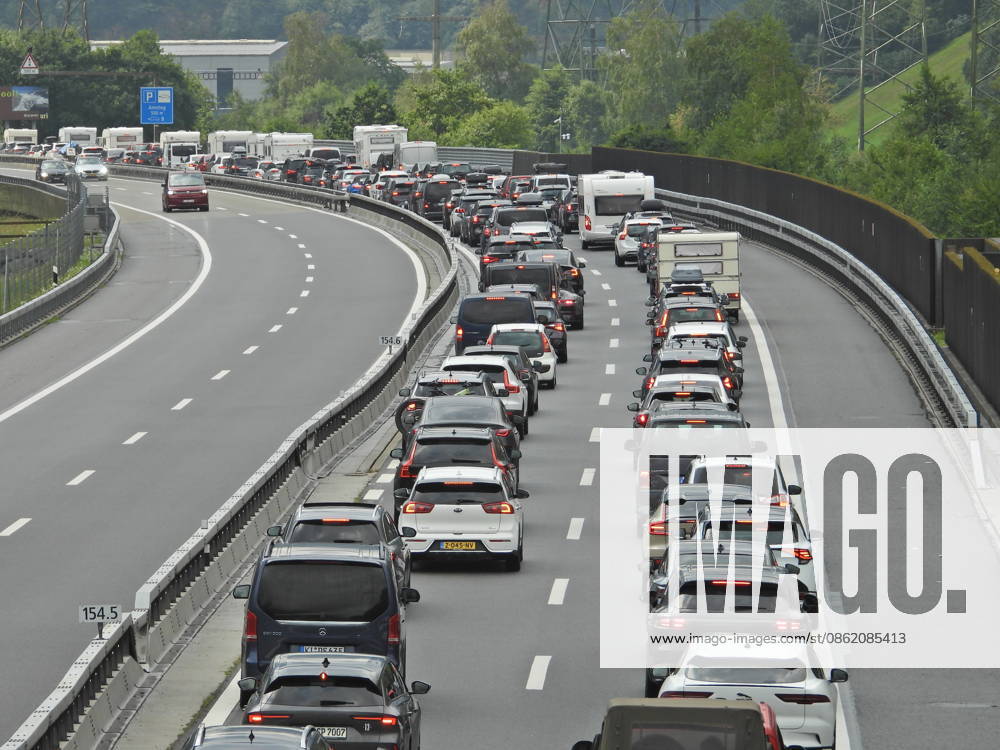 Schweiz Sonntag ,Ferienbeginn, Sommerferien Bild . Stau vor dem Gotthardtunnel Nordportal,