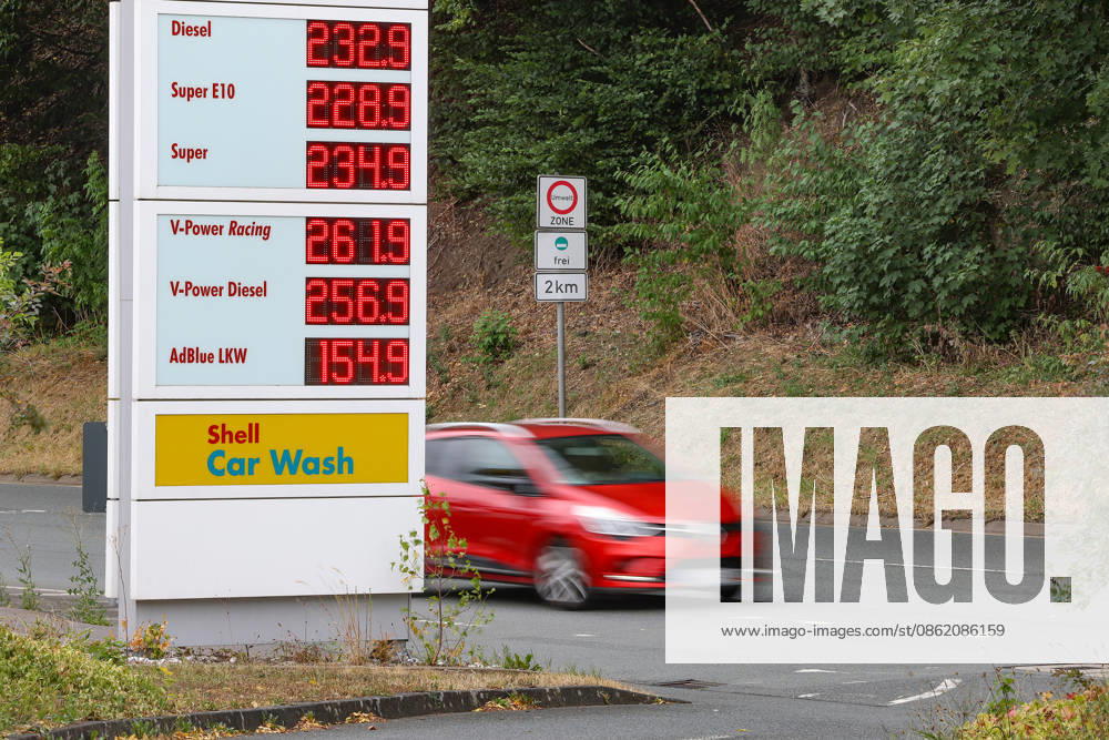 Wie ist die weitere Entwicklung der Spritpreise? Die Spritpreise ziehen weiter an. SHELL Tankstelle in Siegen. Die Spritpreise am fruehen (frühen) Nachmittag. Der aktuelle Preis fuer (für) Diesel, Super E10 und Super liegt weit ueber (über) 2 Euro. Tankstelle, Spritpreise am 19.07.2026 in Siegen Deutschland.