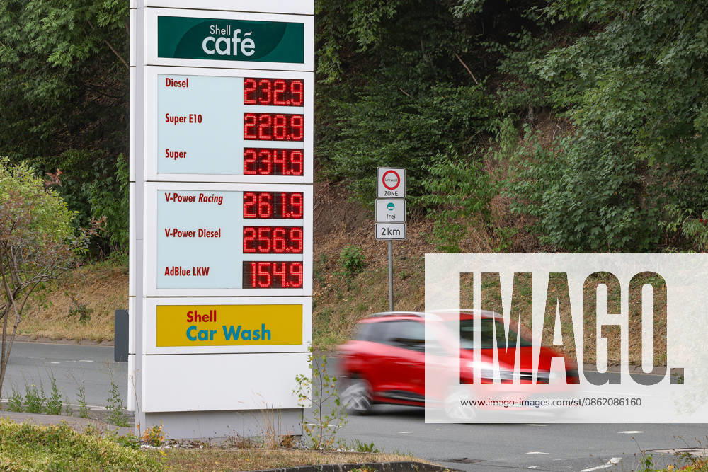 Wie ist die weitere Entwicklung der Spritpreise? Die Spritpreise ziehen weiter an. SHELL Tankstelle in Siegen. Die Spritpreise am fruehen (frühen) Nachmittag. Der aktuelle Preis fuer (für) Diesel, Super E10 und Super liegt weit ueber (über) 2 Euro. Tankstelle, Spritpreise am 19.07.2026 in Siegen Deutschland.