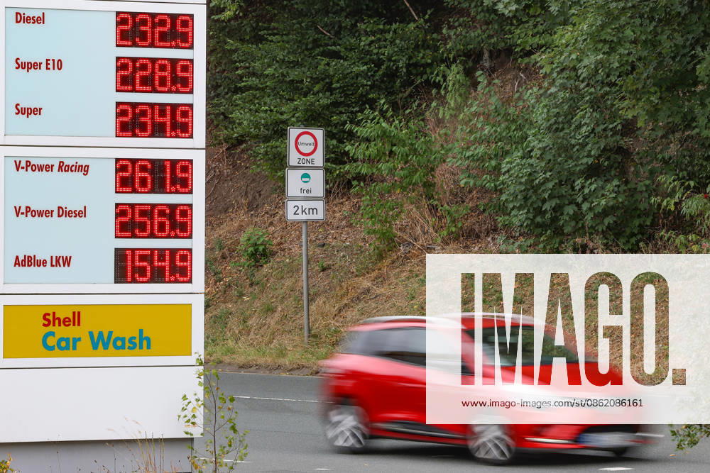 Wie ist die weitere Entwicklung der Spritpreise? Die Spritpreise ziehen weiter an. SHELL Tankstelle in Siegen. Die Spritpreise am fruehen (frühen) Nachmittag. Der aktuelle Preis fuer (für) Diesel, Super E10 und Super liegt weit ueber (über) 2 Euro. Tankstelle, Spritpreise am 19.07.2026 in Siegen Deutschland.