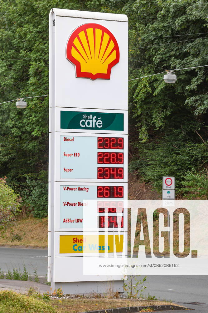 Wie ist die weitere Entwicklung der Spritpreise? Die Spritpreise ziehen weiter an. SHELL Tankstelle in Siegen. Die Spritpreise am fruehen (frühen) Nachmittag. Der aktuelle Preis fuer (für) Diesel, Super E10 und Super liegt weit ueber (über) 2 Euro. Tankstelle, Spritpreise am 19.07.2026 in Siegen Deutschland.
