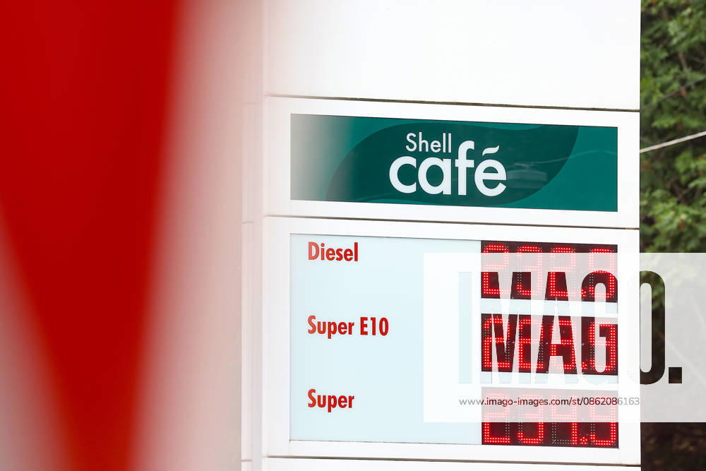Wie ist die weitere Entwicklung der Spritpreise? Die Spritpreise ziehen weiter an. SHELL Tankstelle in Siegen. Die Spritpreise am fruehen (frühen) Nachmittag. Der aktuelle Preis fuer (für) Diesel, Super E10 und Super liegt weit ueber (über) 2 Euro. Tankstelle, Spritpreise am 19.07.2026 in Siegen Deutschland.