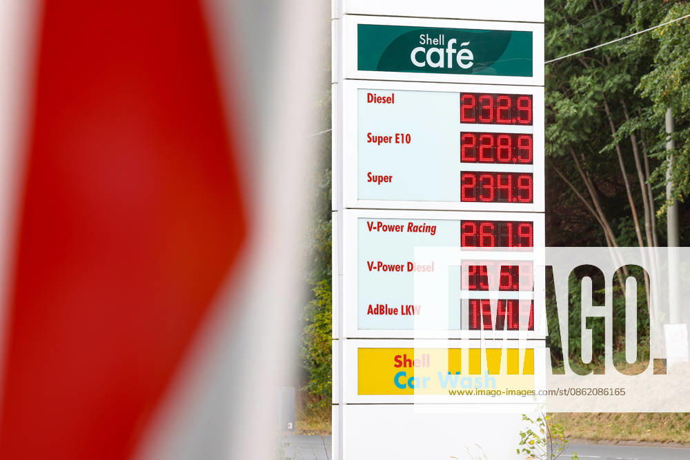 Wie ist die weitere Entwicklung der Spritpreise? Die Spritpreise ziehen weiter an. SHELL Tankstelle in Siegen. Die Spritpreise am fruehen (frühen) Nachmittag. Der aktuelle Preis fuer (für) Diesel, Super E10 und Super liegt weit ueber (über) 2 Euro. Tankstelle, Spritpreise am 19.07.2026 in Siegen Deutschland.
