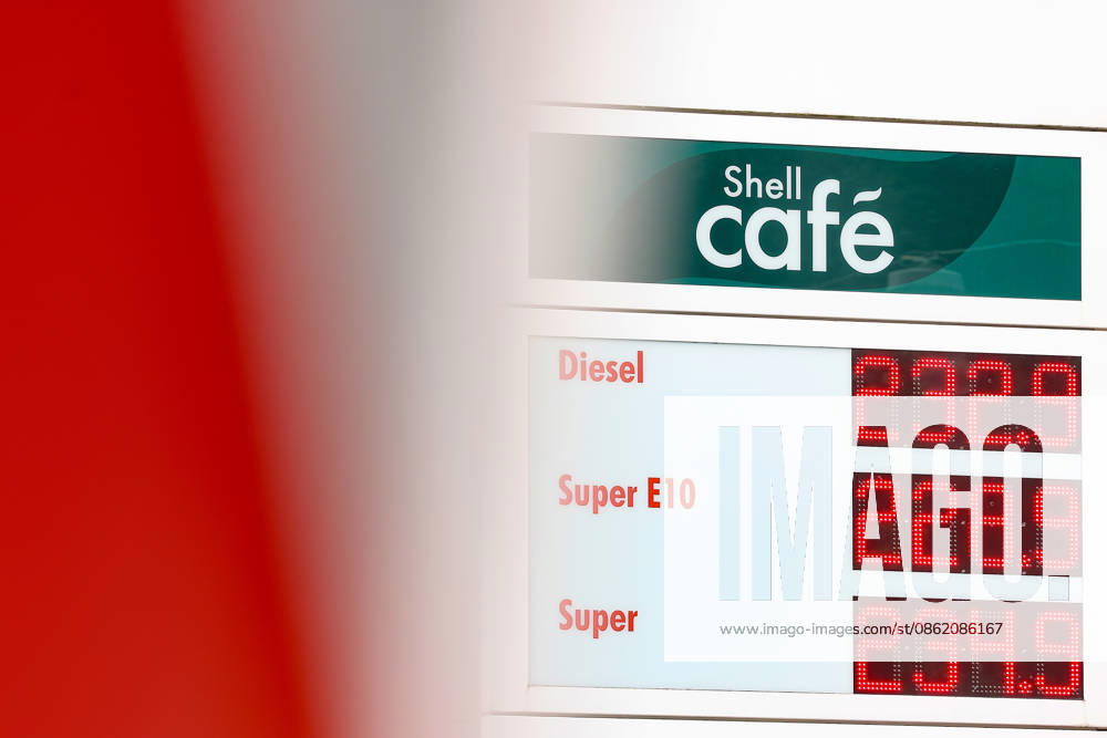 Wie ist die weitere Entwicklung der Spritpreise? Die Spritpreise ziehen weiter an. SHELL Tankstelle in Siegen. Die Spritpreise am fruehen (frühen) Nachmittag. Der aktuelle Preis fuer (für) Diesel, Super E10 und Super liegt weit ueber (über) 2 Euro. Tankstelle, Spritpreise am 19.07.2026 in Siegen Deutschland.