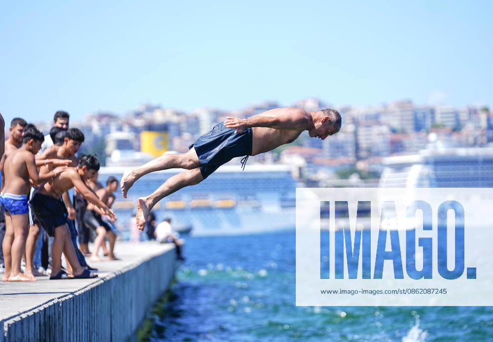 KW29 Citizens cool off at Sarayburnu coast amid summer heatwave in Istanbul ISTANBUL, TURKIYE - JULY 19: People cool off by swimming in the sea at Sarayburnu coast to escape the sweltering hot weather in Istanbul, Turkiye on July 19, 2026. Esra Bilgin Anadolu Istanbul Turkey. Editorial use only. Please get in touch for any other usage.