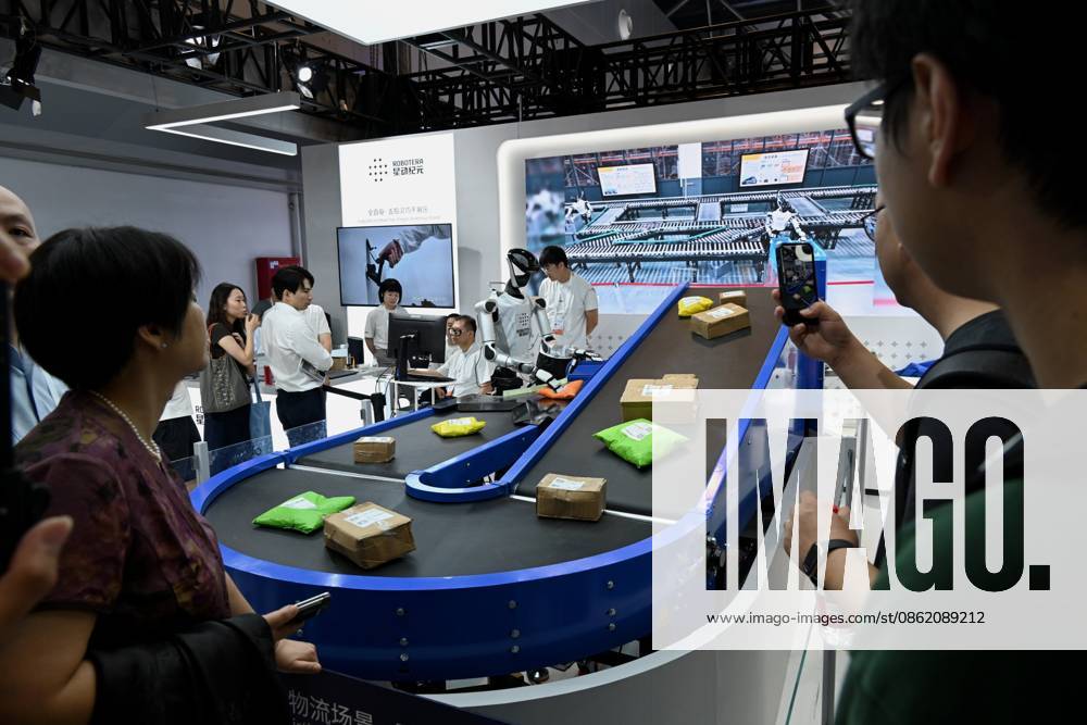KW29 (260719) -- SHANGHAI, July 19, 2026 -- A robot sorts out packages during the 2026 World AI Conference in Shanghai, east China, July 19, 2026. The ongoing 2026 World AI Conference turns out to be a highly competitive arena for general embodied AI products from more than 200 providers. It refers to a general-purpose intelligence system that enables robots to perform variable tasks and adapt to different application scenarios. ) CHINA-SHANGHAI-WORLD AI CONFERENCE-GENERAL EMBODIED AI (CN) HuangxXiaoyong