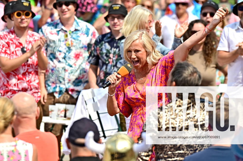 ZDF - Fernsehgarten. Fernsehmoderatorin Andrea Kiwi Kiewel während der ZDF - Unterhaltungsshow Fernsehgarten am 19.07.2026 in Mainz. 20260719MWI134657