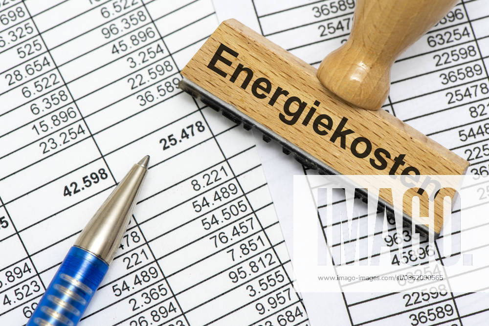 Energiekosten und Energiepreise Ein Holzstempel ist beschriftet mit dem Aufdruck Energiekosten als Symbolbild für steigende Kosten für Energie in Wirtschaft, Industrie und Handel - FOTOMONTAGE - NUR FÜR REDAKTIONELLE VERWENDUNG -