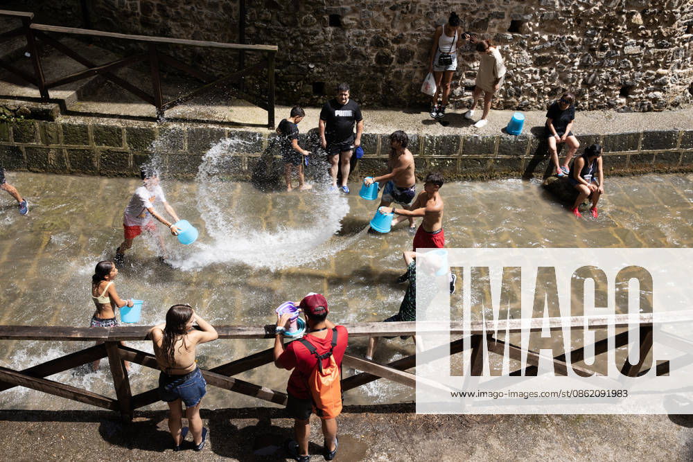 La Chiena traditional summer war with water in Italy CAMPAGNA, ITALY - JULY 19: People throw buckets of water at each other during the event called La Chiena , one of the most characteristic traditions of Campagna, near Salerno, Italy on July 19, 2026. During the summer, the waters of the Tenza River are diverted through an ancient artificial canal and made to flow along the streets of the historic center. This custom was born centuries ago with the aim of cleaning the streets from dust and waste. Iso Ekle Anadolu Campania Italy. Editorial use only. Please get in touch for any other usage.
