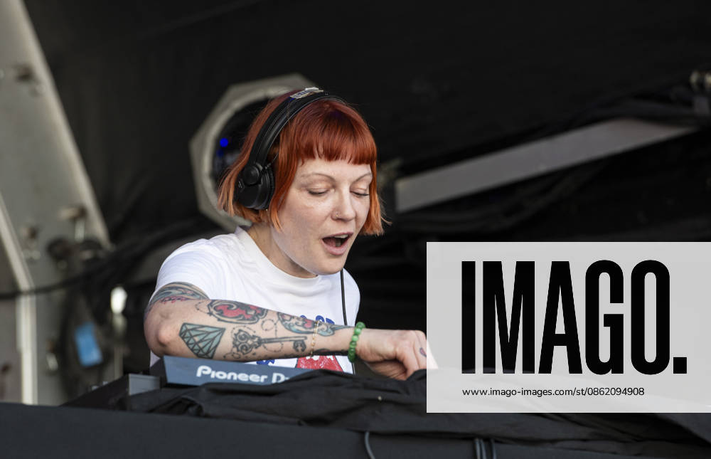 Entertainment Themen der Woche KW29 Sunta Templeton DJing at Somerset House Summer Series, London 19 July 2026 Sunta Templeton DJing at Somerset House Summer Series, London 19 July 2026 Sunta Templeton is a Radio X DJ, Credit:Dafydd Owen Dafydd Owen - B5377 Avalon United Kingdom, London