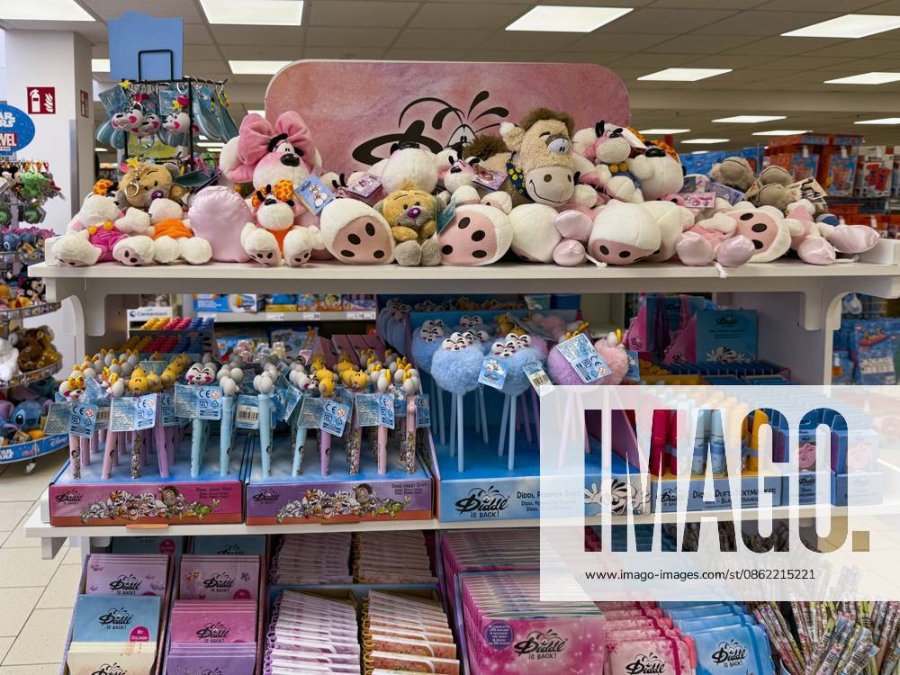 Diddl is Back! im Angebot eines Supermarktes in Bayern wird die berühmte Diddl-Maus prominent im Gang angeboten. Neuer Trend, Kidults Erwachsene, die sich mit solchen Produkten ein Stück Kindheit und Geborgenheit zurückholen! Neu auch das Comeback der Kultmaus: Diddl war der erklärte Kinderheld der Neunziger und 2000er Jahre. Diddl ist eine Cartoonfigur des Zeichners Thomas Goletz. Nach dem bereits in 2025 ein Comeback im deutschsprachigen Raum für 2026 angekündigt wurde, startete am 18. Juli 2026 in vier Fachgeschäften in Deutschland, Österreich und der Schweiz der Vorverkauf. Der offizielle Verkauf begann am 20. Juli 2026. 20.07.2026, Diddl Maus wieder da 20.07.2026, Diddl Maus wieder da