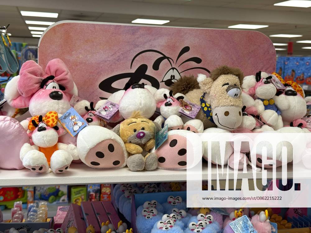 Diddl is Back! im Angebot eines Supermarktes in Bayern wird die berühmte Diddl-Maus prominent im Gang angeboten. Neuer Trend, Kidults Erwachsene, die sich mit solchen Produkten ein Stück Kindheit und Geborgenheit zurückholen! Neu auch das Comeback der Kultmaus: Diddl war der erklärte Kinderheld der Neunziger und 2000er Jahre. Diddl ist eine Cartoonfigur des Zeichners Thomas Goletz. Nach dem bereits in 2025 ein Comeback im deutschsprachigen Raum für 2026 angekündigt wurde, startete am 18. Juli 2026 in vier Fachgeschäften in Deutschland, Österreich und der Schweiz der Vorverkauf. Der offizielle Verkauf begann am 20. Juli 2026. 20.07.2026, Diddl Maus wieder da 20.07.2026, Diddl Maus wieder da