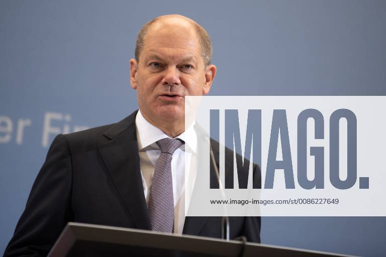 Bundesminister der Finanzen, Olaf Scholz von der Sozialdemokratischen Partei (SPD) spricht waehrend der Pressekonferenz nach der Sitzung des Arbeitskreises Steuerschaetzungen am 25.10.2018 im Bundesfinanzministerium in Berlin, Deutschland.