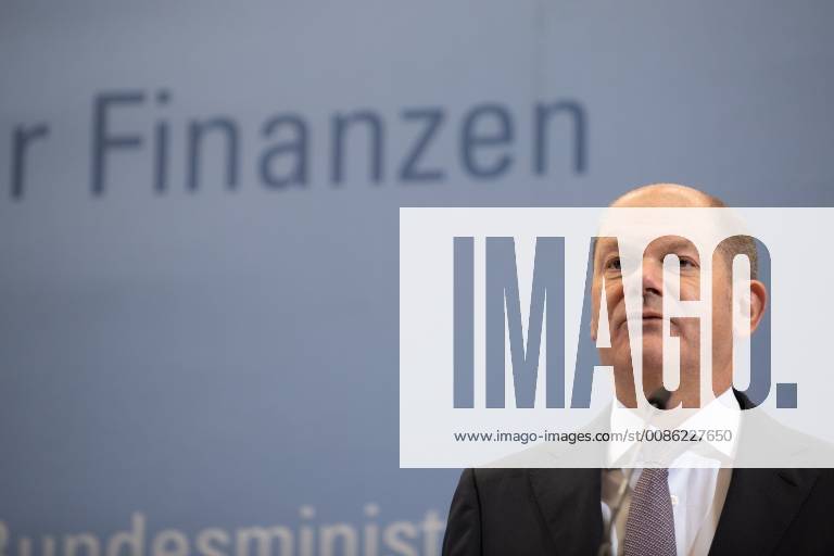 Bundesminister der Finanzen, Olaf Scholz von der Sozialdemokratischen Partei (SPD) spricht waehrend der Pressekonferenz nach der Sitzung des Arbeitskreises Steuerschaetzungen am 25.10.2018 im Bundesfinanzministerium in Berlin, Deutschland.