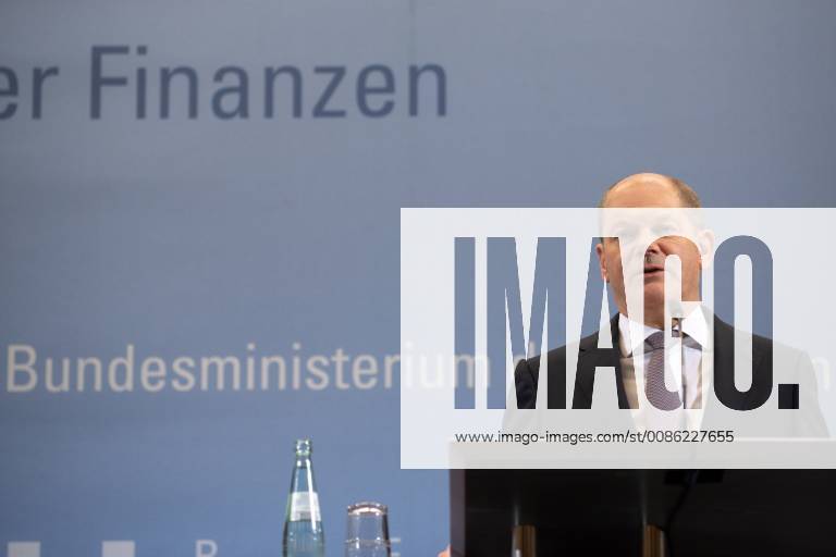 Bundesminister der Finanzen, Olaf Scholz von der Sozialdemokratischen Partei (SPD) spricht waehrend der Pressekonferenz nach der Sitzung des Arbeitskreises Steuerschaetzungen am 25.10.2018 im Bundesfinanzministerium in Berlin, Deutschland.