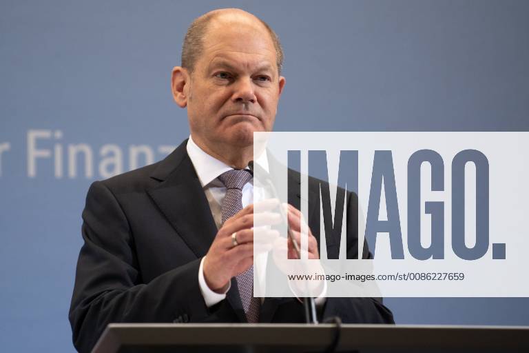 Bundesminister der Finanzen, Olaf Scholz von der Sozialdemokratischen Partei (SPD) spricht waehrend der Pressekonferenz nach der Sitzung des Arbeitskreises Steuerschaetzungen am 25.10.2018 im Bundesfinanzministerium in Berlin, Deutschland.