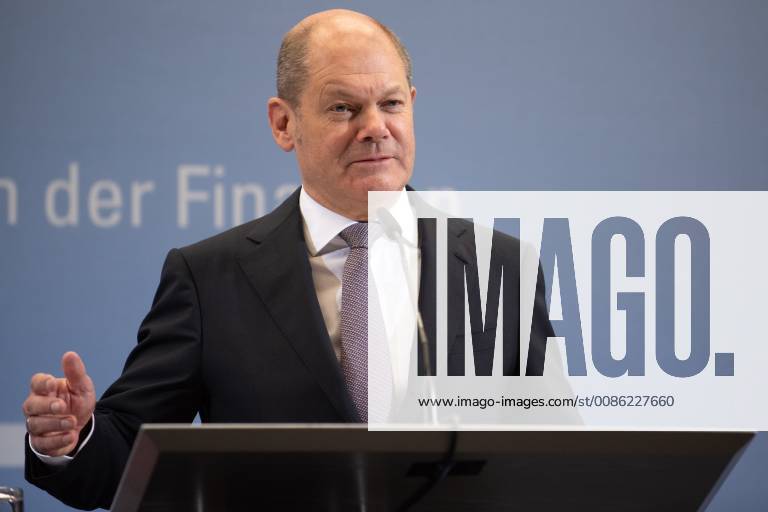 Bundesminister der Finanzen, Olaf Scholz von der Sozialdemokratischen Partei (SPD) spricht waehrend der Pressekonferenz nach der Sitzung des Arbeitskreises Steuerschaetzungen am 25.10.2018 im Bundesfinanzministerium in Berlin, Deutschland.