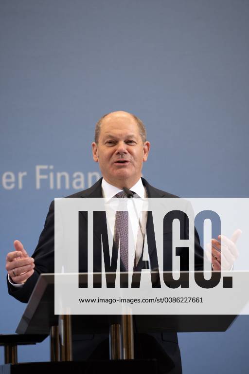 Bundesminister der Finanzen, Olaf Scholz von der Sozialdemokratischen Partei (SPD) spricht waehrend der Pressekonferenz nach der Sitzung des Arbeitskreises Steuerschaetzungen am 25.10.2018 im Bundesfinanzministerium in Berlin, Deutschland.