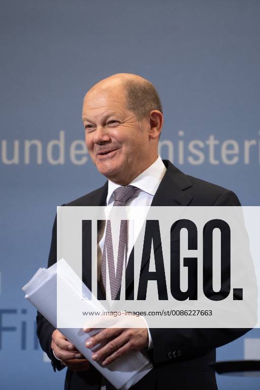 Bundesminister der Finanzen, Olaf Scholz von der Sozialdemokratischen Partei (SPD) laechelt nach der Pressekonferenz nach der Sitzung des Arbeitskreises Steuerschaetzungen am 25.10.2018 im Bundesfinanzministerium in Berlin, Deutschland.